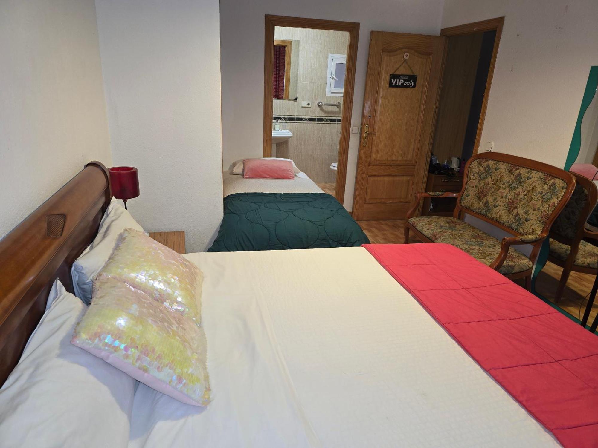 Acogedoras Habitaciones En Madrid Luaran gambar